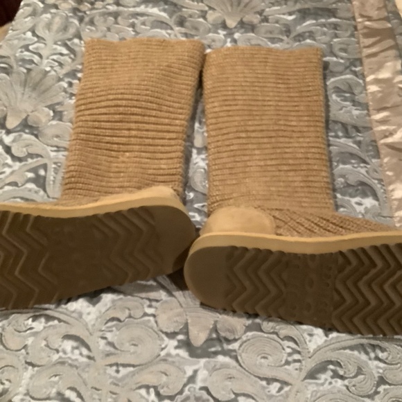 Ugg - Picture 2 of 3